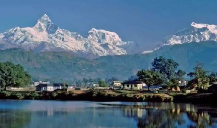 नेपाल के पहाड़ी इलाको में सफर करने का दिल हो तो बस नेपाल की तरफ बढ़ चलिए. नेपाल में प्रवेश पाने के लिए आपके पास कोई भी फोटो आइडी होनी चाहिए. आपको बता दें कि नेपाल के अलावा किसी भी दूसरे देश में जाने के लिए आपके पास पासपोर्ट होना जरुरी है.