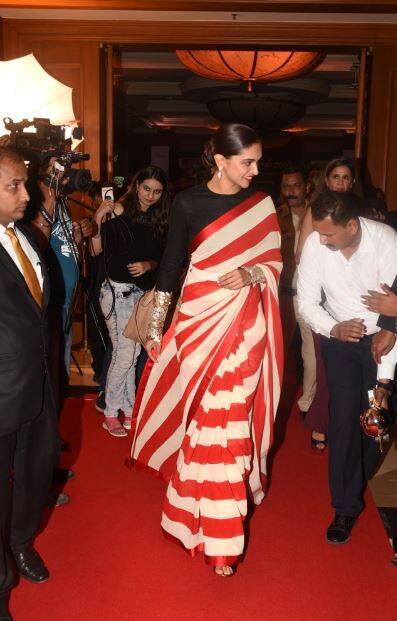 जो देखने वाली चीज थी वो थी दीपिका के चेहरे पर मुस्कुराहट जो कि थमने का नाम ही नहीं ले रही थीं. (तस्वीर: मानव मंगलानी)