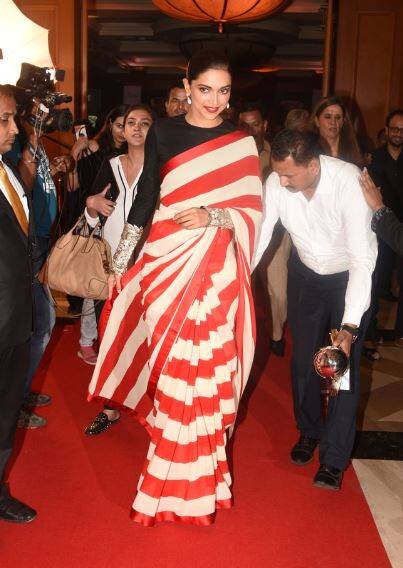 दीपिका की लाल और सफेद साड़ी को और ज्यादा स्टनिंग बना रहा था वो था काले रंग का फुल स्लीव्स ब्लाउज. (तस्वीर: मानव मंगलानी)