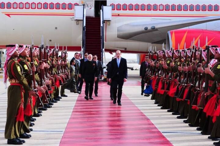 मोदी 2015 में पहली बार यूएई गए थे और तब से लेकर दोनों देशों के संबंध और प्रगाढ़ हुए हैं. बता दें कि पिछले साल गणतंत्र दिवस समारोह में यूएई के क्राउन प्रिंस मोहम्मसद बिन जायेद अल नहयान मुख्य अतिथि थे.