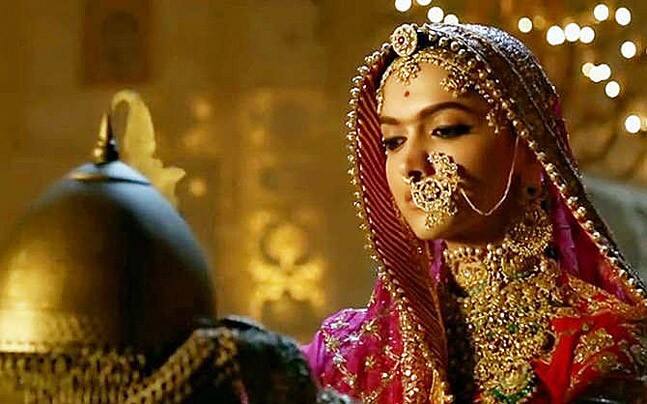 दीपिका पादुकोण अभिनीत फिल्म 'पद्मावत' उनके करियर की सबसे ज्यादा कमाई करने वाली फिल्म बन गई है. भारत में यह फिल्म अब तक 236 करोड़ रुपये की कमाई का आंकड़ा पार कर चुकी है. ये कमाई तब है जब बीजेपी शासित कई राज्यों में इसे नहीं दिखाया गया. अगर उन राज्यों में भी ये फिल्म रिलीज होती तो आंकड़े और भी ज्यादा होते.