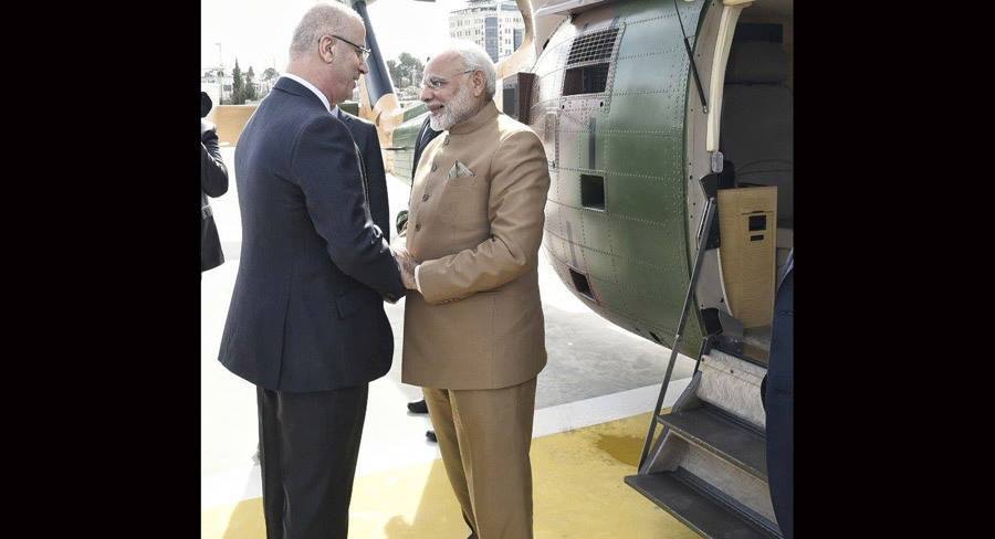 पीएम मोदी की अगवानी में जब तीन 'दुश्मन' देश हुए एक Prime Minister of India, travels in the Roayal Air Force Chopper of Jordan, escorted by gunships of Israel and warmly received by leadership of Palestine पीएम मोदी की अगवानी में जब तीन 'दुश्मन' देश हुए एक