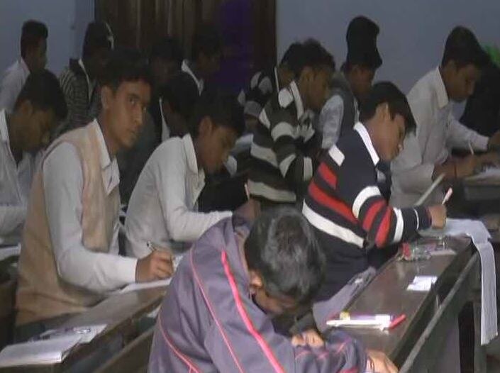 UP BOard Exam: More than 10 lakhs student quit exams till five days UP Board Exam: परीक्षा छोड़ने वाले छात्रों की संख्या पांचवें दिन तक 10,47,406 हुई