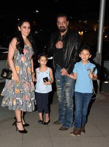 Photos: संजय दत्त ने पत्नी मान्यता और बच्चों के साथ यूं मनाई शादी की दसवीं सालगिरह