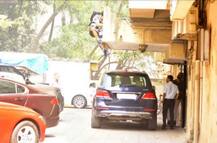 जाह्नवी कपूर के लिए पहली मंजिल से कूदे ईशान खट्टर, देखें तस्वीरें