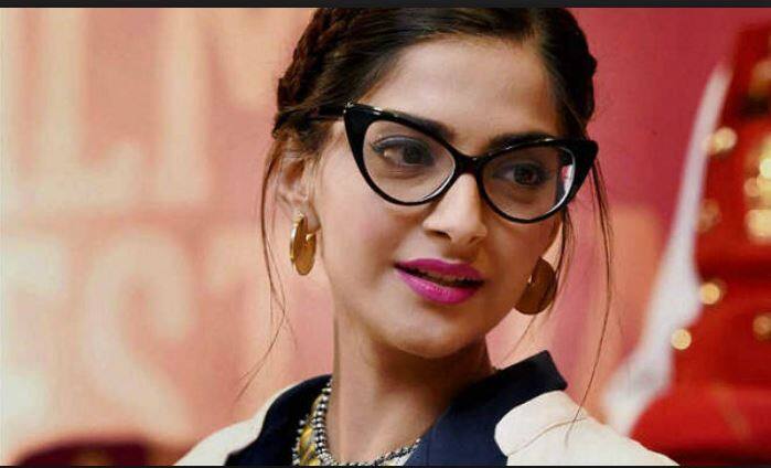 sonam kapoor , wedding card of sonam kapoor's get leaked ion social media सोनम कपूर की शादी से जुड़ी ये डिटेल्स और Invitation कार्ड हुआ लीक