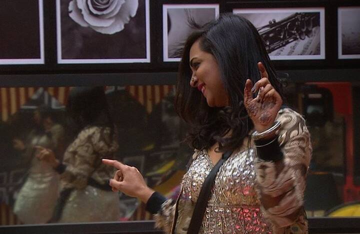 बता दें कि बिग बॉस के घर में भी शिल्पा शिंदे और अर्शी खान का रिश्ते बड़े ही उतार-चढ़ाव वाला रहा है. शो की शुरुआत में जहां अर्शी खान ने शिल्पा शिंदे को अपनी मां कहा था वहीं शो खत्म होते होते दोनों एक दूसरे के दुश्मन बन गए थे.