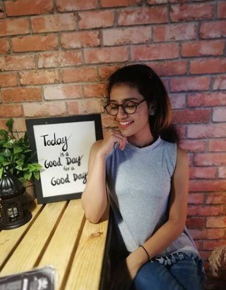 प्रिया प्रकाश वरियर का जन्म केरल में हुआ है. हाल ही में 'ओरु अदार लव' के गाने का एक क्लिप वायरल हो रहा है जिसमें सोशल मीडिया यूजर्स प्रिया के एक्सप्रेशंस के फैन हो गए हैं.