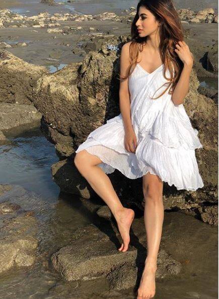 इससे पहले भी 'नागिन 2' के पहले एपिसोड में अर्जुन बिलजानी को भी इसी तरह दिखाया गया था. अर्जुन बिजलानी ने 'नागिन' के पहले सीजन में मुख्य भूमिका निभाई थी.