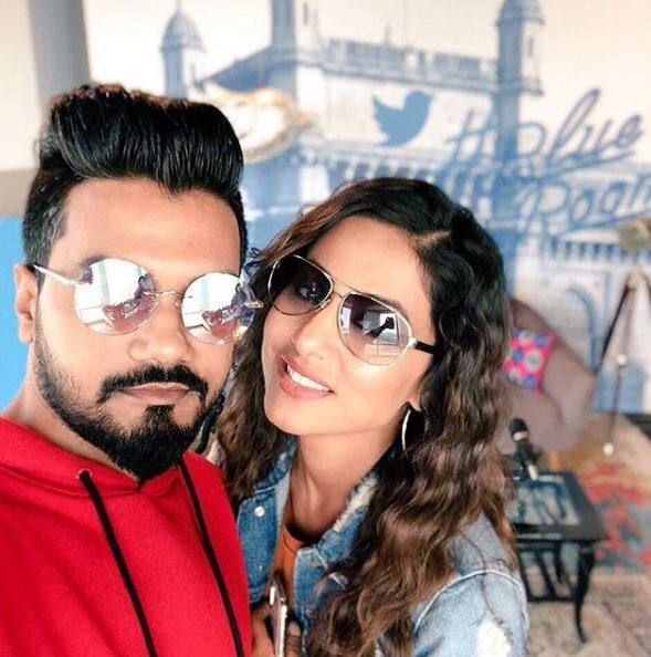  मीडिया रिपोर्ट्स में दावा किया जा रहा है कि इन दिनों टीवी की दुनिया से दूर चल रही हिना खान जल्द ही बॉलीवुड में डेब्यू भी कर सकती हैं.