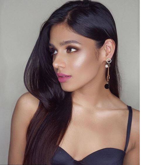  प्रणिती ने फैशन की पढ़ाई की है. वे इसी दुनिया से जुड़ी हुई हैं. 