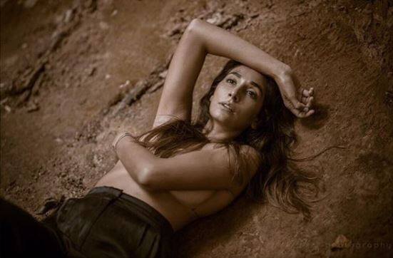 वैसे आपको बता दें कि यह पहला मौका नहीं है जब मोनिका ने इंस्टाग्राम पर अपने बोल्ड अंदाज की तस्वीर को शेयर किया है.