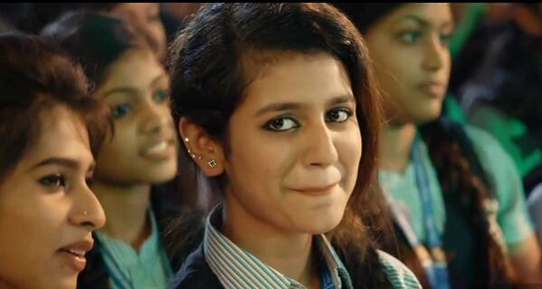 प्रिया प्रकाश वारियर- प्रिया प्रकाश का इंटरनेट सेंसेशन बना अभी सबके जेहनों में ताजा है. उनके नैन मटक्के की अदा ने उन्हें इंटरनेट की दुनिया में सनसनी बना दिया. एक वीडियो में प्रिया लड़को को देखकर अपनी आखों से इश्क का इजहार करती है, जो अदा है उसमें इतनी कशिश है कि सादा दिल भी खुद को जख्मी होने से नहीं रोक पाए.