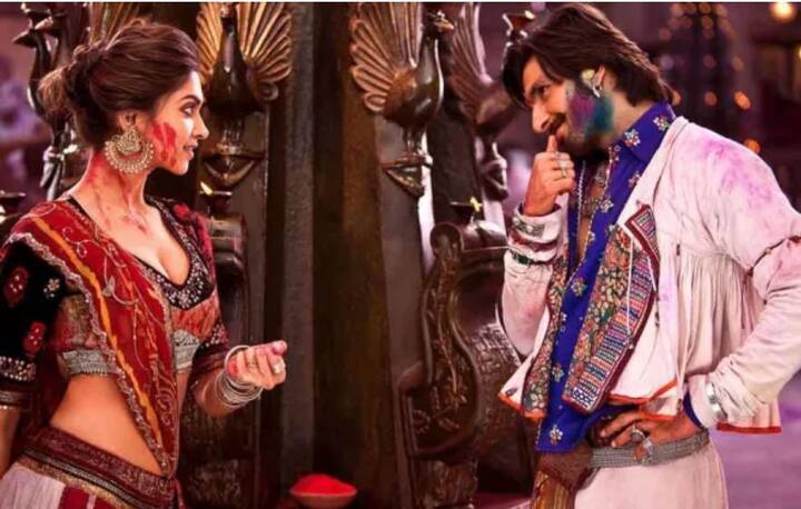 दीपिका पादुकोण और रणवीर सिंह इन दिनों बॉलीवुड के हॉट कपल्स में से एक हैं. जब ये दोनों साथ में हाथों में हाथ डालकर किसी अवॉर्ड शो में दिखाई देते हैं तो पता नहीं कितने लोग उन्हें देखकर वैसे ही सपने सजाने लगते हैं. ये दोनों 2013 में फिल्म ‘गोलियों की रासलीला: रामलीला’की शूटिंग के एक दूसरे के करीब आए. ये नजदीकियां जल्द ही प्यार में बदल गई. इस फिल्म में दोनों के बहुत रोमांटिक सीन भी देखने को मिले. फिल्म ही नहीं इनकी रीयल लाइफ जोड़ी भी हिट रही.