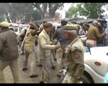 महोबा: मुआवजा मांग रहे किसानों को मिली पुलिस की लाठी