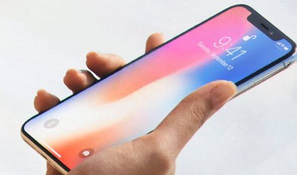  iPhone X (64GB): आईफोन X को कंपनी ने 89,000 रुपये में लॉन्च किया था जो इस सेल में 82,000 रुपये में उपलब्ध है. ये कंपनी का पहला OLED आईफोन है. ग्लास बॉडी वाला आईफोन X लाइटनिंग पोट्रेट, वायरलेस चार्जिंग, एनइमोजी के साथ आता है. 