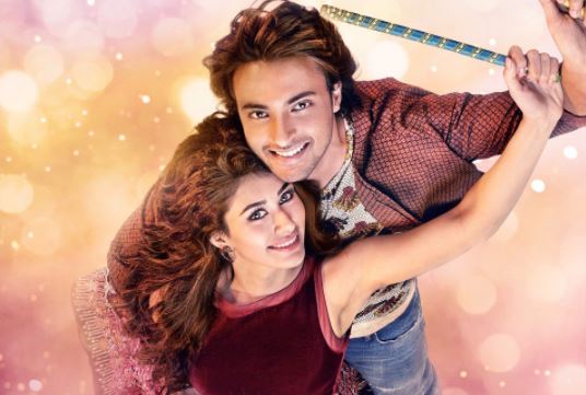 डांडिया खेलकर मनाएंगे आयुष-वरीना 'लवरात्री', सलमान खान ने रिलीज किया पहला पोस्टर salman khan tweeted first poster of aayush sharma and warina loveratri डांडिया खेलकर मनाएंगे आयुष-वरीना 'लवरात्री', सलमान खान ने रिलीज किया पहला पोस्टर