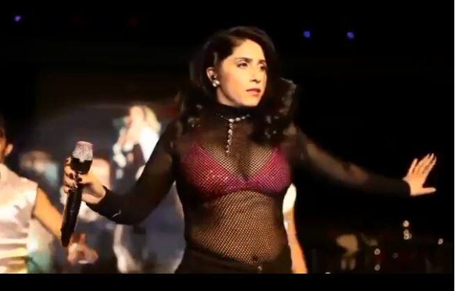    नेहा के इस बोल्ड अंदाज की काफी चर्चा हो रही हैं. इस स्टेज शो के दौरान नेहा ब्लैक ट्रांसपेरेंट ड्रेस में नजर आ रही हैं. 