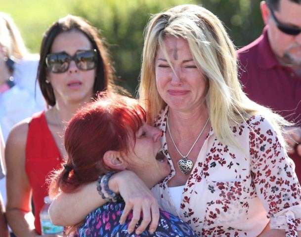 America shooting: At least 17 dead in high school attack in Florida अमेरिका के फ्लोरिडा में स्कूल में पूर्व छात्र ने की फायरिंग, 17 बच्चों की मौत, आरोपी गिरफ्तार