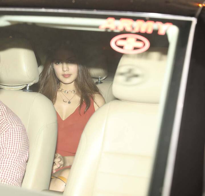 अभिनेत्री रिया चक्रवर्ती रेड ड्रेस में पहुंचीं.