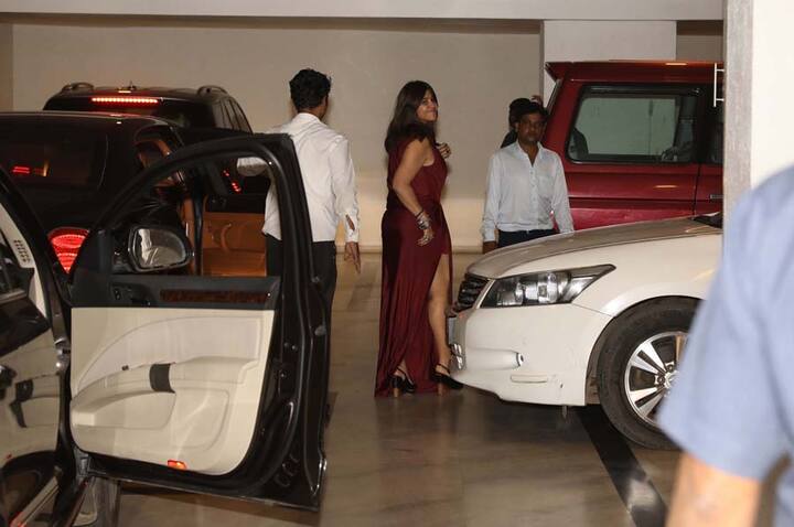 इस पार्टी में रेड गाउन में एकता कपूर भी पहुंचीं.