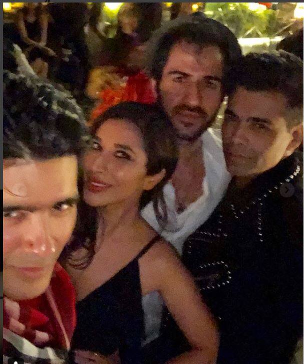 सूफी चौधरी ने मनीष मल्होत्रा और करन जौहर के साथ यू पोज दिया और तस्वीर पोस्ट की.