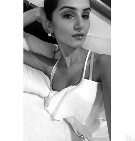 दरअसल जो नई लड़की करण की इस फिल्म में नजर आएंगी उनका नाम तारा सुतारिया है. तारा का जन्म मुंबई में 19 नवंबर 1995 को हुआ. तारा अभिनेत्री के साथ साथ डांसर और सिंगर भी हैं. (तस्वीर: इंस्टाग्राम)