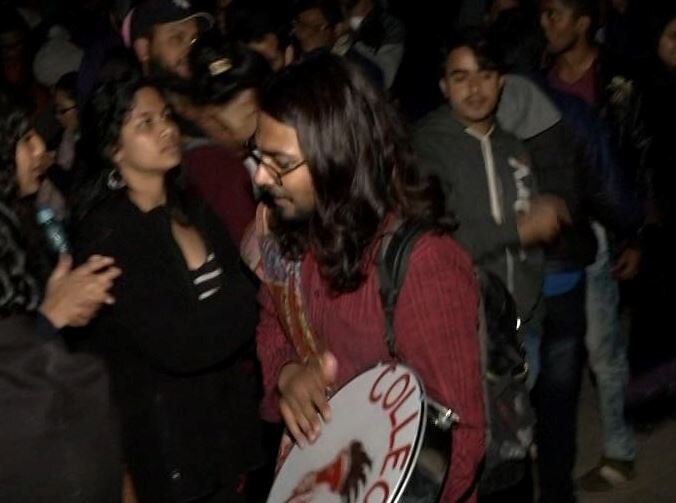 दिल्ली: JNU में देर रात 75 फीसद अटेंडेंस के नियम के खिलाफ छात्रों का प्रदर्शन