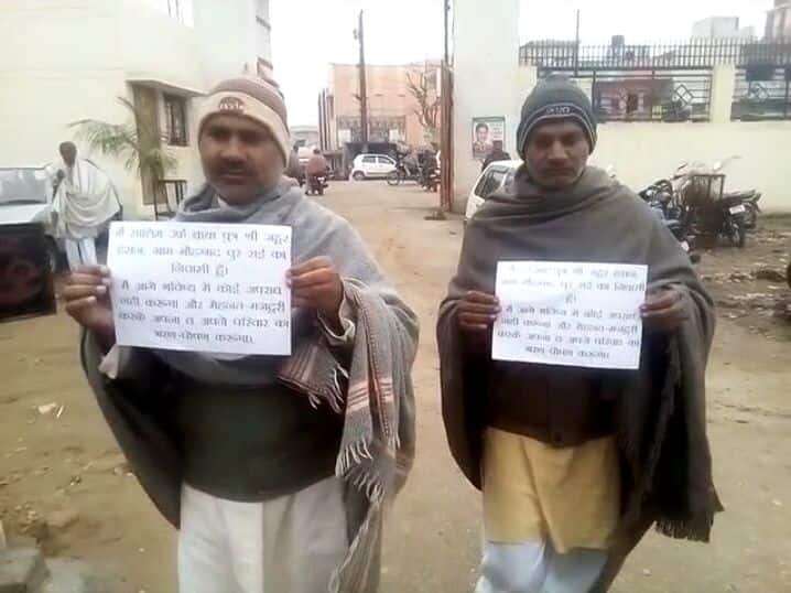 encounters in uttar pradesh: Criminal says we want jail, not bail एनकाउंटर का डर? तख्ती लेकर पुलिस के सामने पहुंचे अपराधी, कहा- अच्छा आदमी बनूंगा