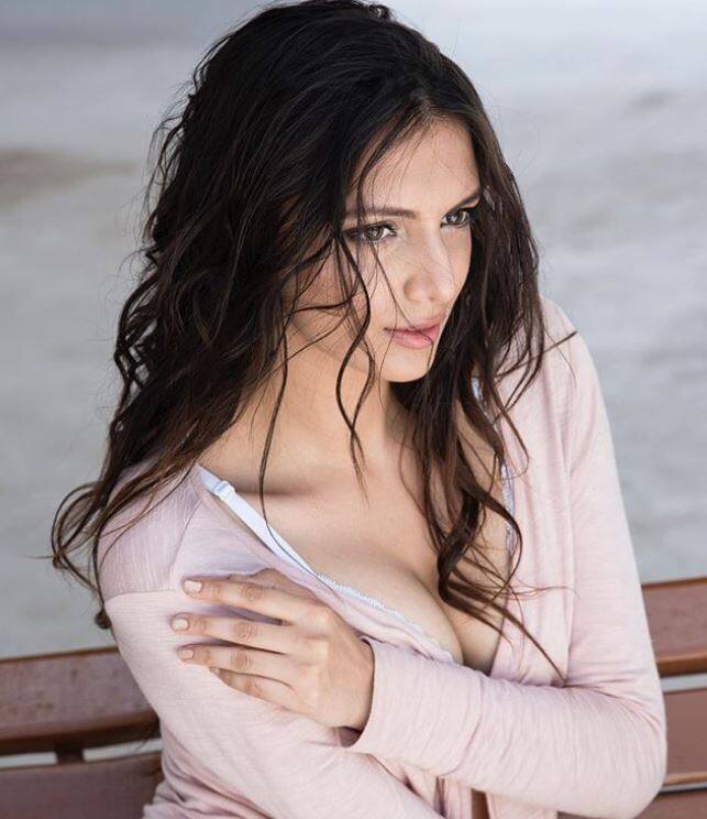 इन दिनों छोटे पर्दे की अभिनेत्रियां भी बी-टाइन के सितारों को अपनी तस्वीरों के जरिए सोशल मीडिया पर कड़ी टक्कर देती नजर आ जाती हैं. 