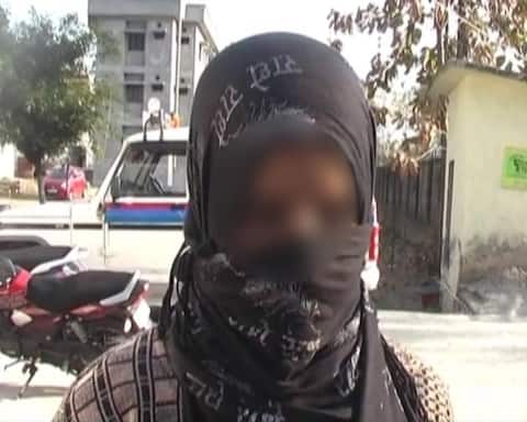 खुद को आदमी बता दो लड़कियों से शादी करने वाली लड़की को पुलिस ने किया गिरफ्तार खुद को आदमी बता दो लड़कियों से शादी करने वाली लड़की को पुलिस ने किया गिरफ्तार