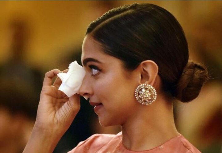Jhoomar girl Deepika Padukone crying spot, said- There isn’t embarrassment about crying पिता को सम्मान पाता देख भीगीं थी दीपिका की पलकें, बोलीं- 'रोने में कोई शर्मिंदगी वाली बात नहीं'