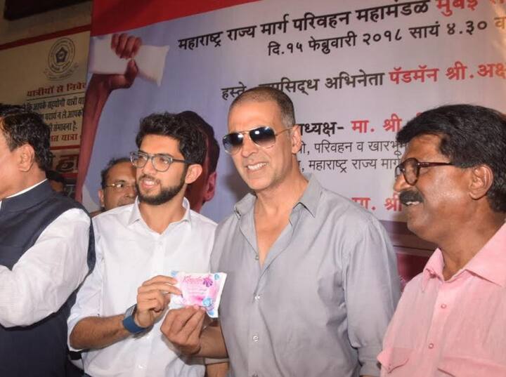 अक्षय की नवीनतम रिलीज फिल्म 'पैडमैन' मासिक धर्म और स्वच्छता का संदेश देती है. उन्होंने ट्विटर पर गुरुवार को एक तस्वीर साझा की जिसमें वह शिवसेना नेता आदित्य ठाकरे के साथ नजर आ रहे हैं, जिन्होंने वेंडिंग मशीन का उद्धाटन किया.