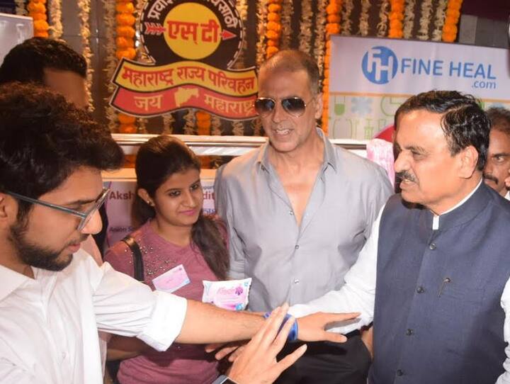 उन्होंने तस्वीर के कैप्शन में लिखा,