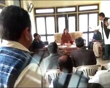 भरी सभा में केन्द्रीय मंत्री मेनका गांधी ने दी सप्लाई इंस्पेक्टर को गाली