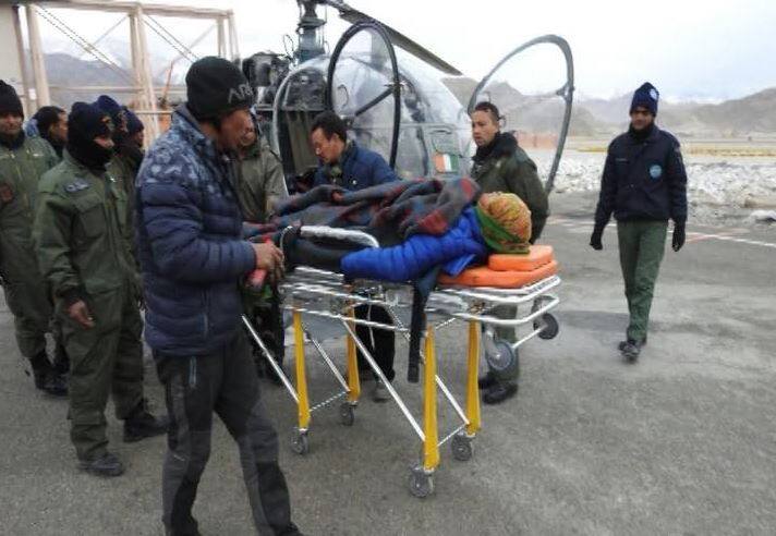 एयरफोर्स को सलामः लेह में गर्भवती महिला को वायुसेना के पायलटों ने बचाया Indian Airforce rescued a pragnant lady in LEH एयरफोर्स को सलामः लेह में गर्भवती महिला को वायुसेना के पायलटों ने बचाया