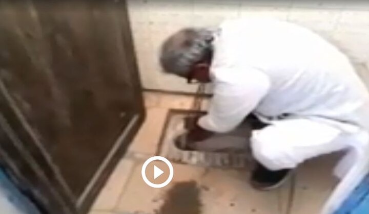 A BJP MP from rewa cleaned toilet by bare hand मिसाल: मध्यप्रदेश के रीवा से सांसद ने अपने हाथों से की शौचालय की सफाई