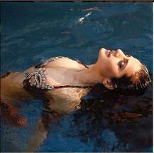  बिकीनी पहन पानी में आग लगाती नज़र आईं अमीषा पटेल, ट्रोल हुईं लेकिन नहीं हटाईं तस्वीरें