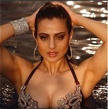  बिकीनी पहन पानी में आग लगाती नज़र आईं अमीषा पटेल, ट्रोल हुईं लेकिन नहीं हटाईं तस्वीरें