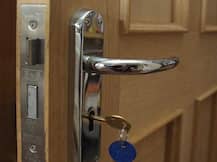 यह छह तरीके अपना कर अपराधियों से आप अपने घर को रख सकते हैं सेफ