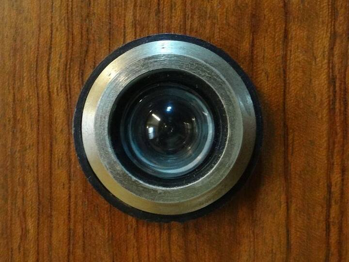 घर के दरवाजों में अच्छी क्वालिटी की मैजिक आई और सेफ्टी डोर चेन जरूर लगवा लें. इससे आप दरवाजे पर खड़े शख्स को अंदर से ही देख पाएंगे, साथ ही चेन लगी हेने के कारण वह तुरंत भीतर नहीं घुस पाएगा.