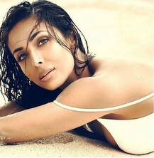 जिम ड्रेस में अपनी फिट बॉडी फ्लॉन्ट करती नजर आईं मलाइका अरोड़ा