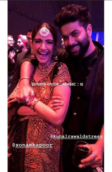 इस सेरेमनी की खास बात यह रही कि सोनम भी कहीं पीछे नहीं दिखीं और उन्होंने भी खूब एंजॉय किया. (तस्वीर- इंस्टाग्राम)