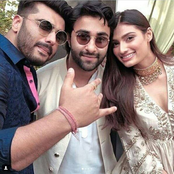 तस्वीर में अर्जुन कपूर, अदार जैन और सुनील शेट्टी की बेटी अथिया शेट्टी इस खास अंदाज में देखा जा सकता है. (तस्वीर- इंस्टाग्राम)