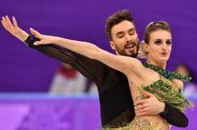 विंटर ओलंपिक में खेल के दौरान आइस स्केटर खिलाड़ी के खुले कपड़े, परवाह किए बिना पूरी की परफॉर्मेंस