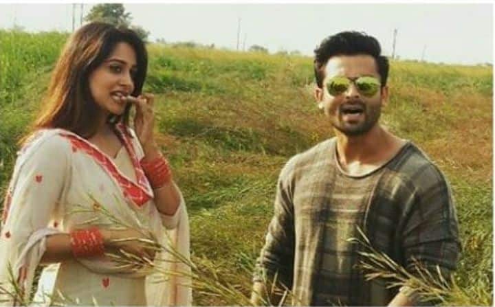 शादी के बाद 26 फरवरी को मुंबई में रिसेप्शन का आयोजन किया गया है.