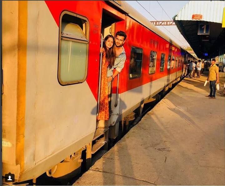 DDLJ के ट्रेन वाले सीन को भी दोनों ने रीक्रिएट किया है. फैंस को ये तस्वीरें काफी पसंद आ रही हैं. (Photo: Instagram)