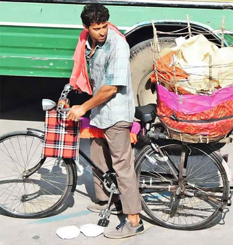 Super 30: जयपुर की सड़कों पर पापड़ बेचते दिखे ऋतिक रोशन, देखें तस्वीरें