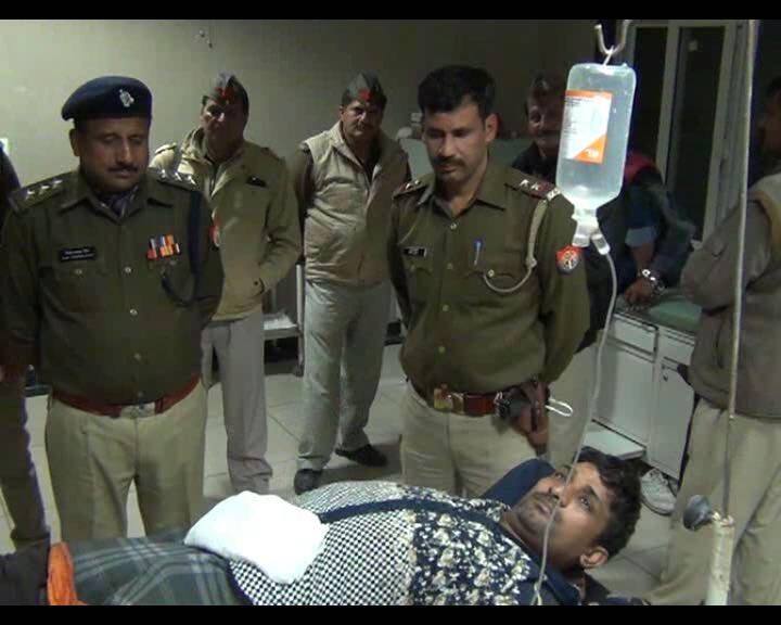 यूपी के मेरठ में पुलिस एनकाउंटर, वांटेड बदमाश को घायल कर किया गिरफ्तार UP: Police encounter in Meerut, a wanted criminal arrested यूपी के मेरठ में पुलिस एनकाउंटर, वांटेड बदमाश को घायल कर किया गिरफ्तार