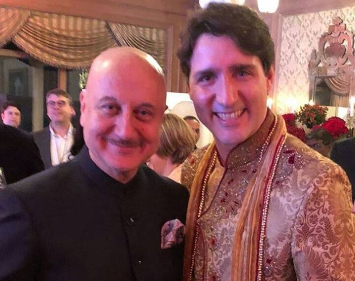  कनाडा के प्रधानमंत्री जस्टिन ट्रूडो से अनुपम खेर ने भी मुलाकात की और अपनी ये तस्वीर शेयर करते हुए लिखा, 'पीएम ट्रूडो और उनके परिवार से मिलकर बहुत अच्छा लगा. बेहद चार्मिंग और एक अच्छे वक्ता के धनी हैं पीएम ट्रुडो.'